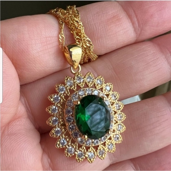 Swarovski Elements 18k Gold Plated Oval Emerald Green Flower Halo Necklace NWT - Picture 1 of 9